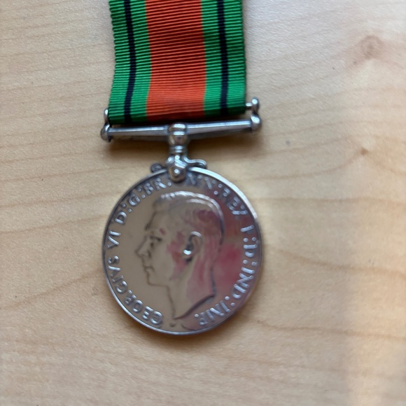 WWII 1939 - 1945 Silver UK The Defence Medal - Picture 1 of 2